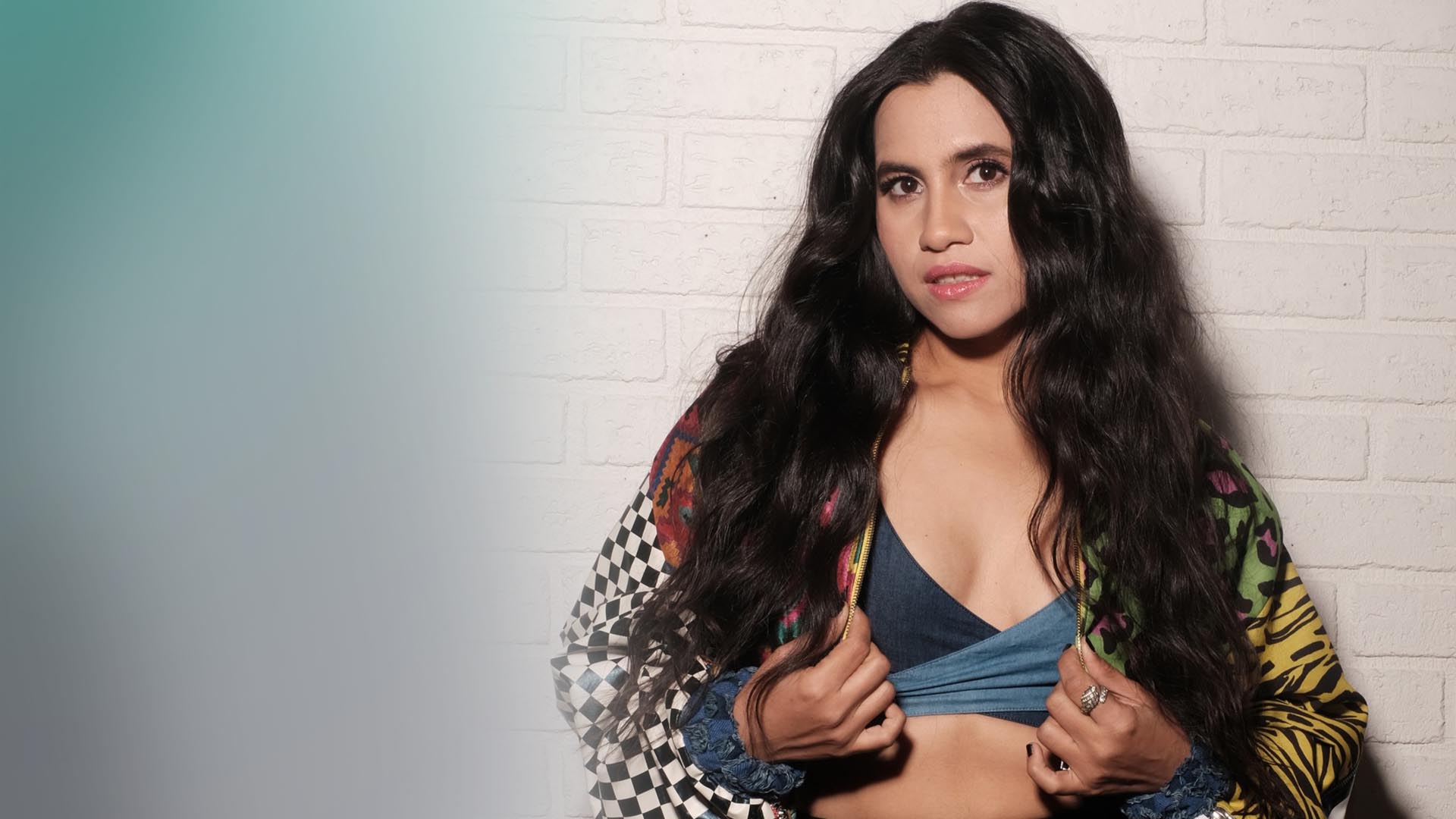 Nikhita Gandhi Backs Maharashtra’s Single Window System, Calls for Easier Concert Permissions